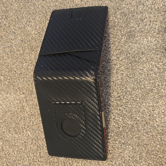 Air Tag Wallet With Money Clip Carbon Fiber Desgin Red And Black - Picture 3 of 5